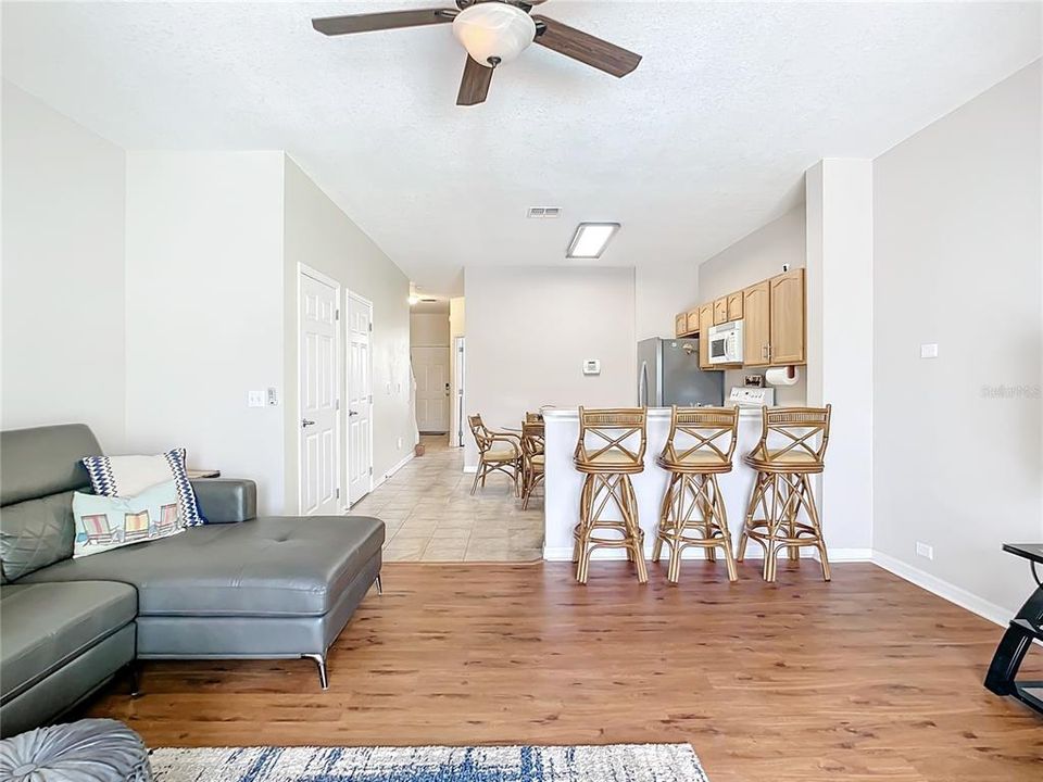 Active With Contract: $325,000 (3 beds, 3 baths, 1494 Square Feet)