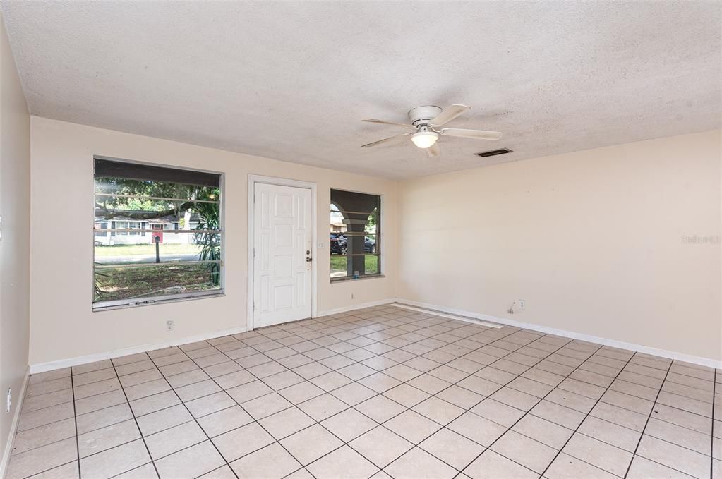 For Sale: $275,000 (4 beds, 2 baths, 1372 Square Feet)