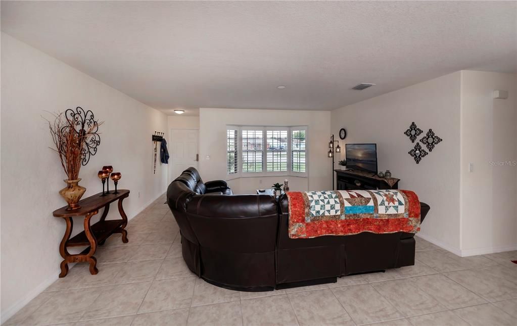 For Sale: $299,900 (3 beds, 2 baths, 1414 Square Feet)