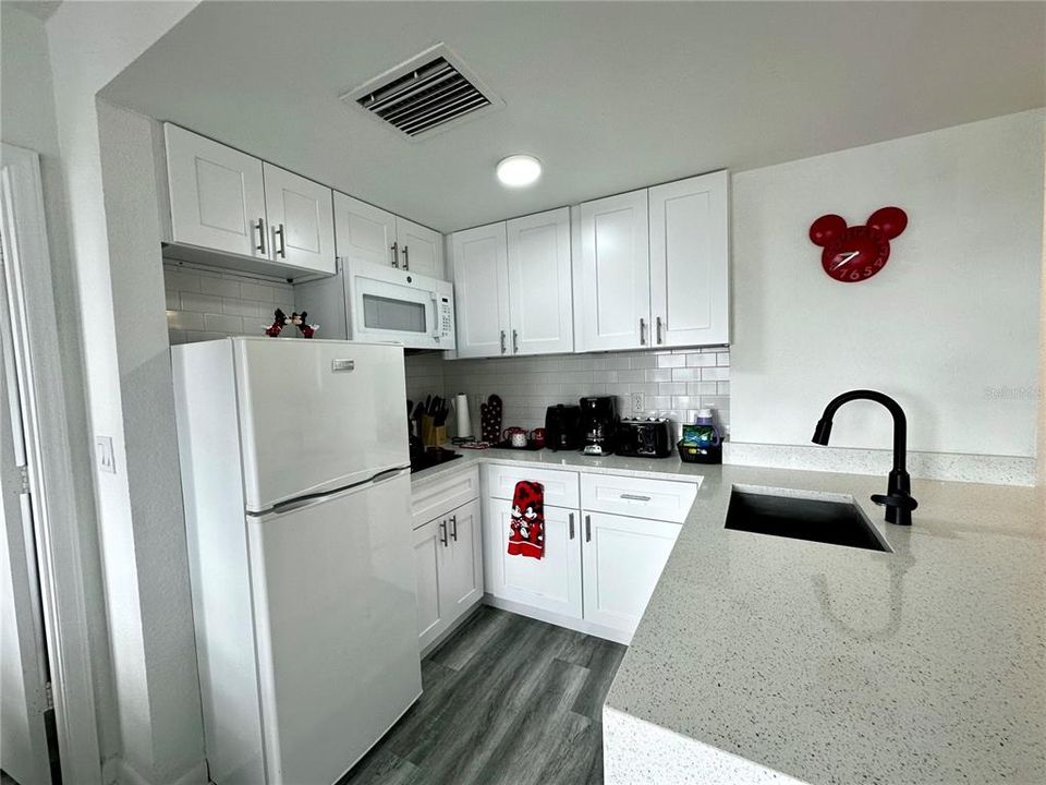 For Sale: $275,000 (2 beds, 2 baths, 578 Square Feet)