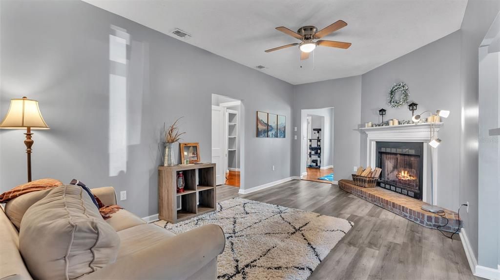 Active With Contract: $259,900 (3 beds, 2 baths, 1373 Square Feet)