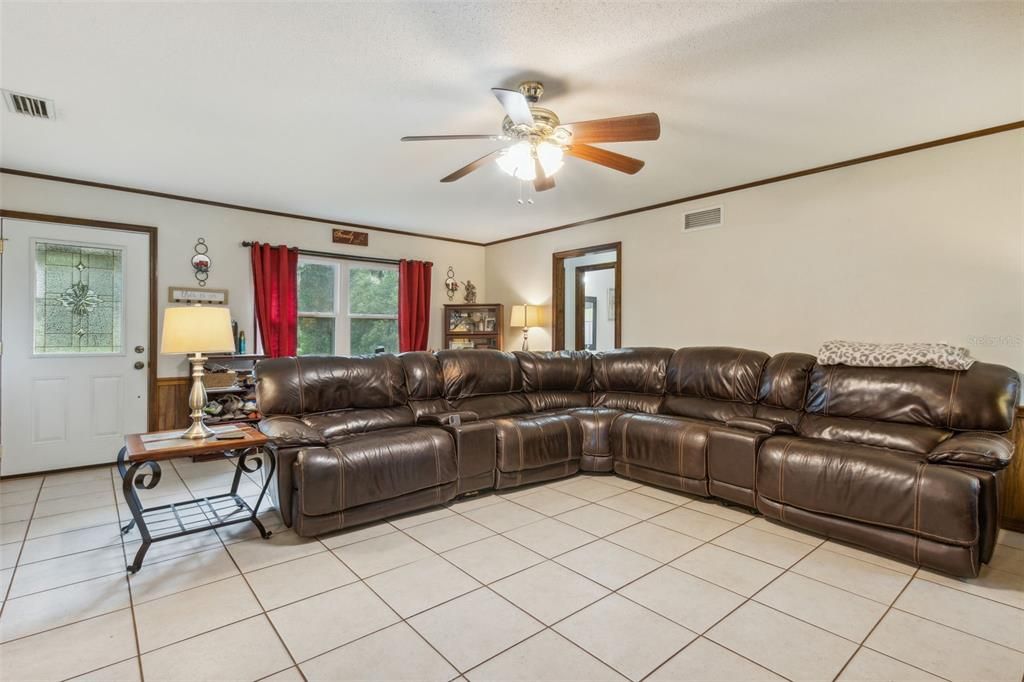 For Sale: $375,000 (3 beds, 2 baths, 1588 Square Feet)