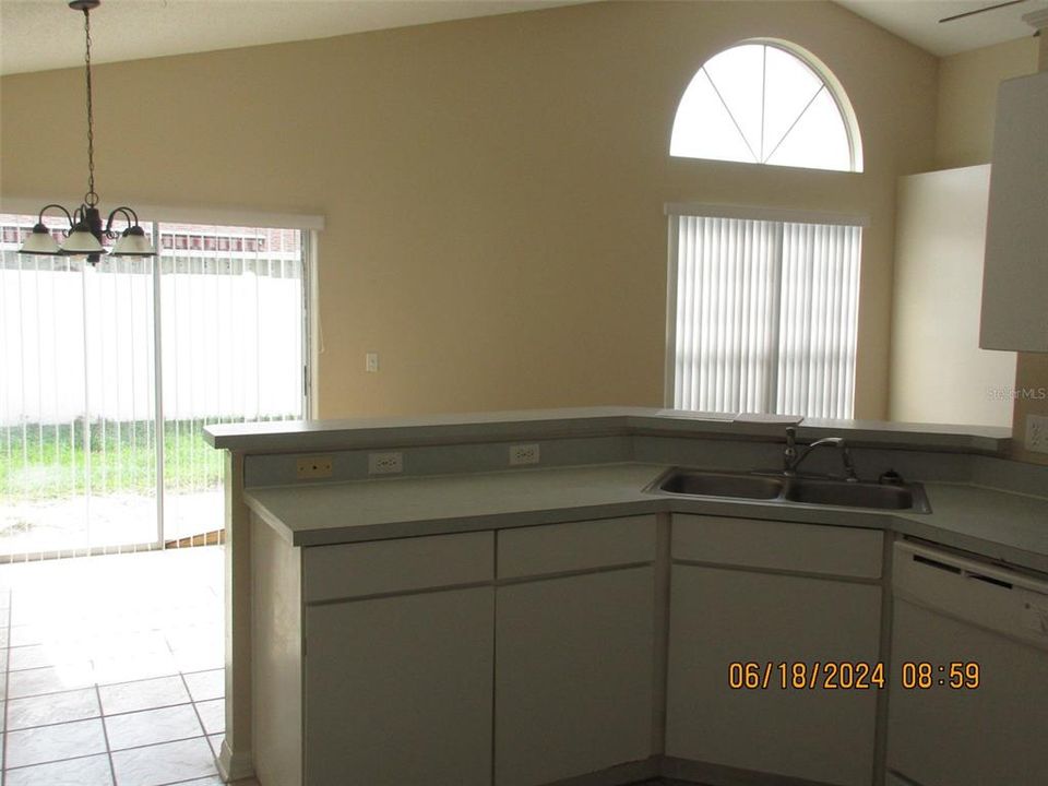 For Rent: $2,300 (3 beds, 2 baths, 1819 Square Feet)