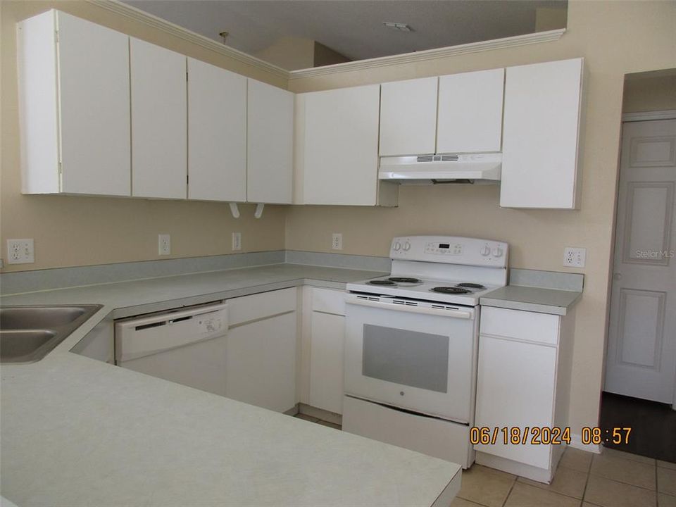 For Rent: $2,300 (3 beds, 2 baths, 1819 Square Feet)