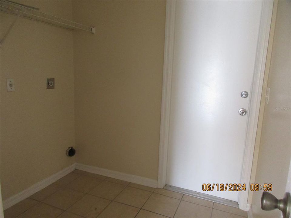 For Rent: $2,300 (3 beds, 2 baths, 1819 Square Feet)