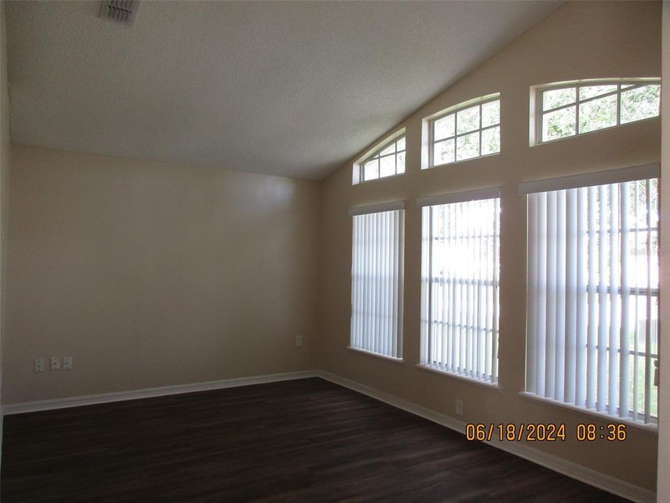 For Rent: $2,300 (3 beds, 2 baths, 1819 Square Feet)