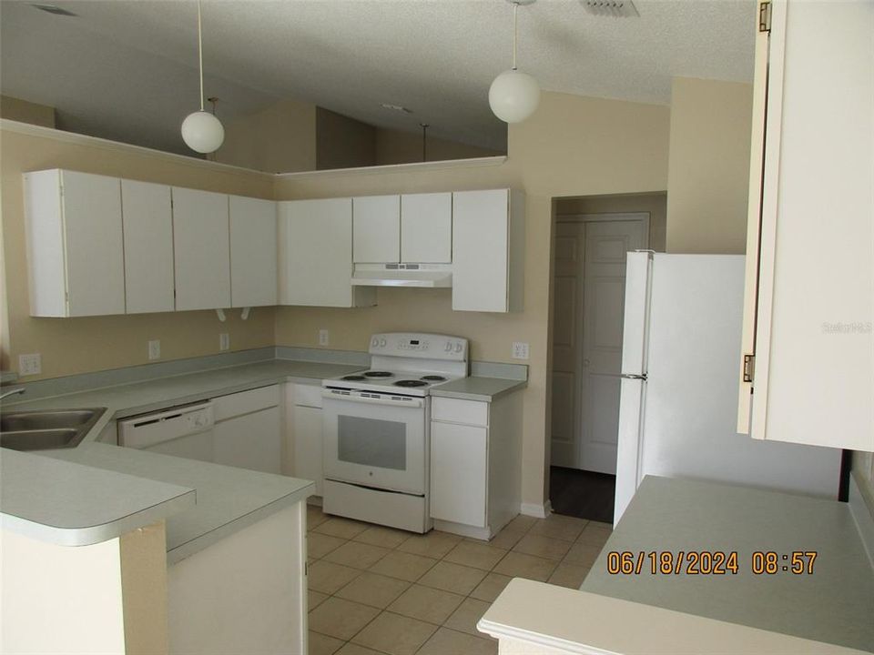 For Rent: $2,300 (3 beds, 2 baths, 1819 Square Feet)