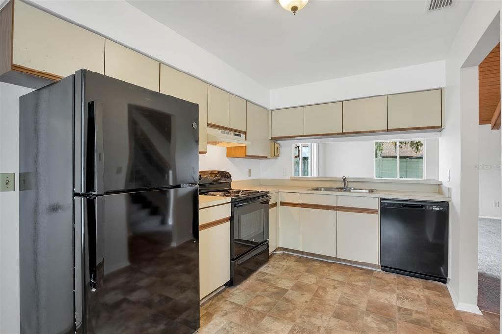 Active With Contract: $274,500 (3 beds, 2 baths, 1587 Square Feet)