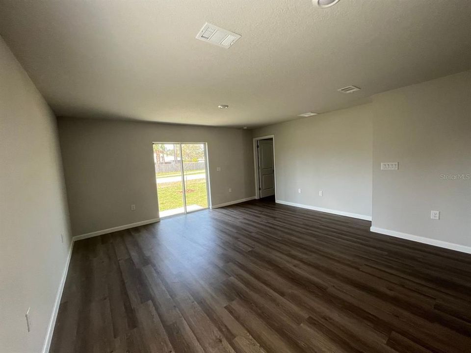 For Rent: $1,900 (4 beds, 2 baths, 1517 Square Feet)