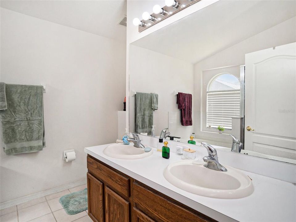 For Sale: $325,000 (3 beds, 2 baths, 1579 Square Feet)