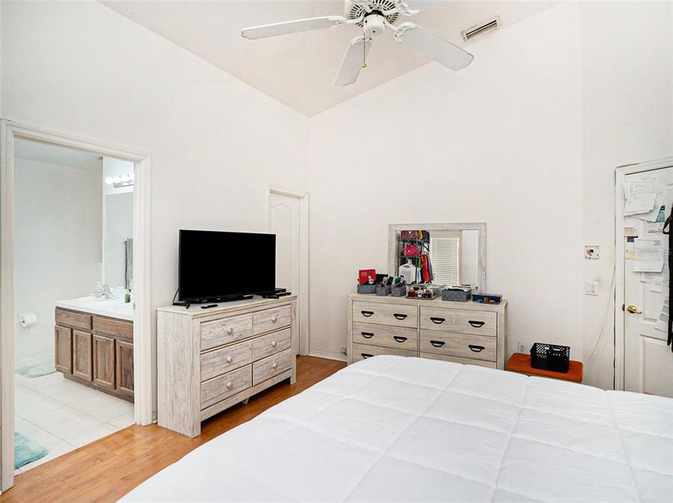 For Sale: $325,000 (3 beds, 2 baths, 1579 Square Feet)