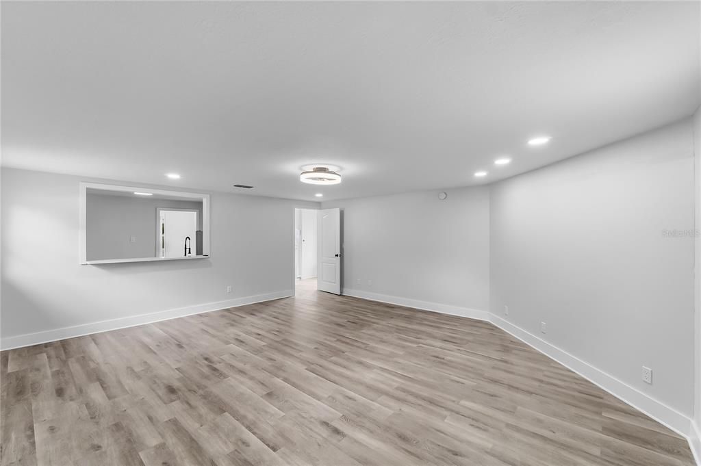 For Sale: $295,000 (2 beds, 1 baths, 1255 Square Feet)