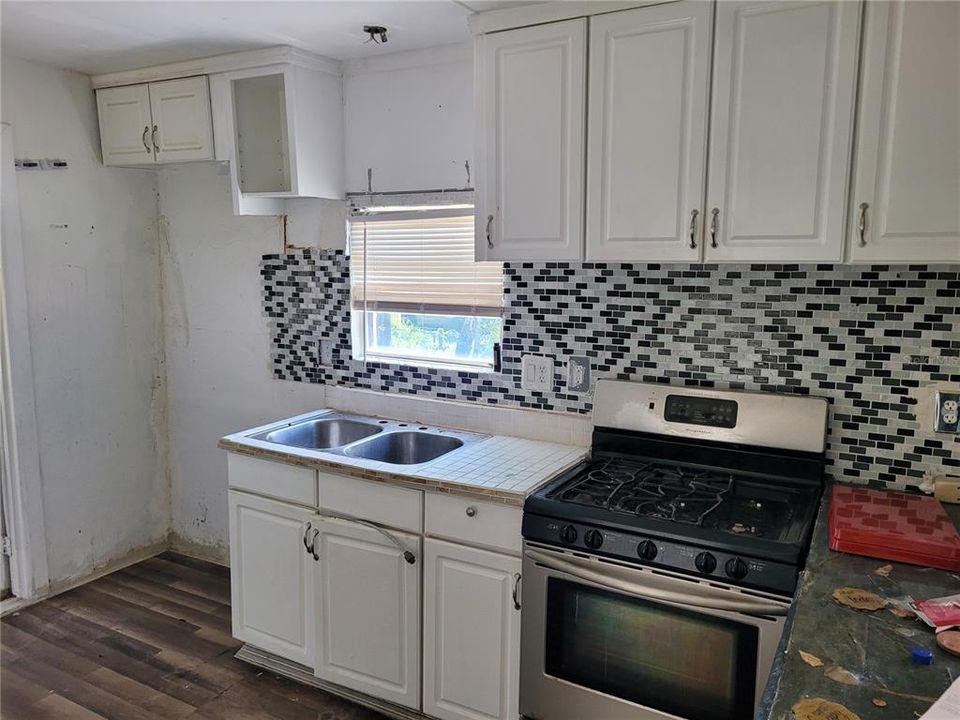 For Sale: $119,900 (2 beds, 1 baths, 792 Square Feet)