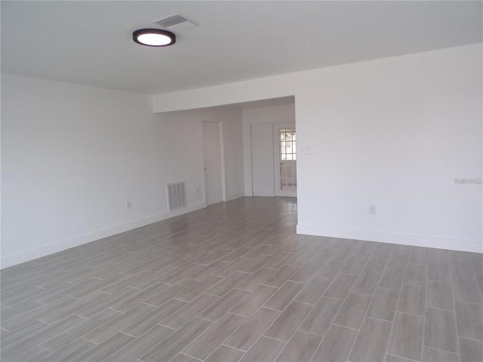 Active With Contract: $239,900 (2 beds, 1 baths, 918 Square Feet)