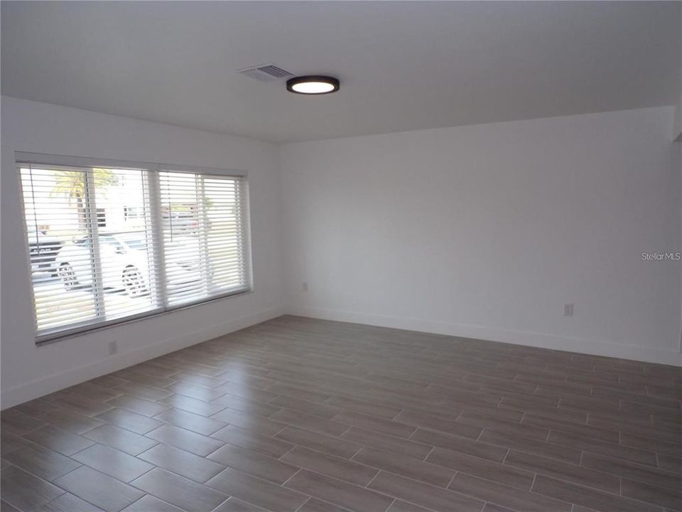 Active With Contract: $239,900 (2 beds, 1 baths, 918 Square Feet)