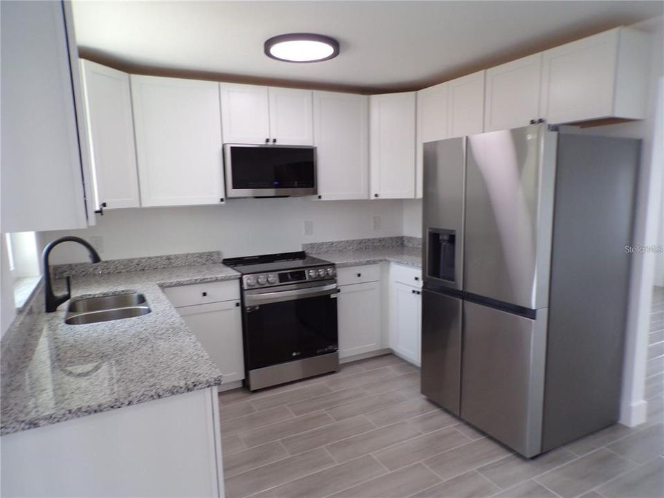 Active With Contract: $239,900 (2 beds, 1 baths, 918 Square Feet)