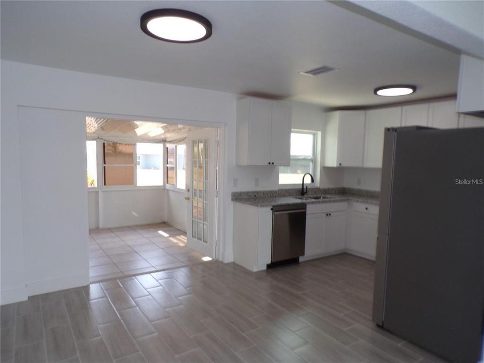 Active With Contract: $239,900 (2 beds, 1 baths, 918 Square Feet)