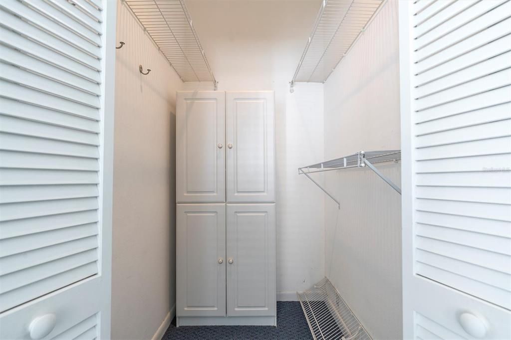 LARGE WALK-IN CLOSET