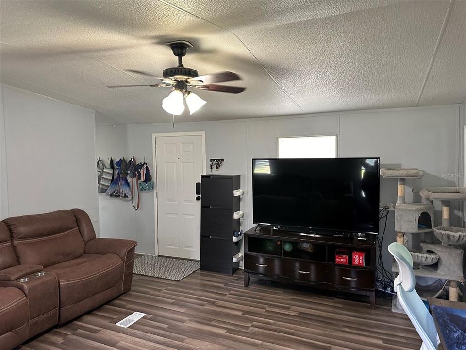 For Sale: $169,900 (3 beds, 2 baths, 1206 Square Feet)