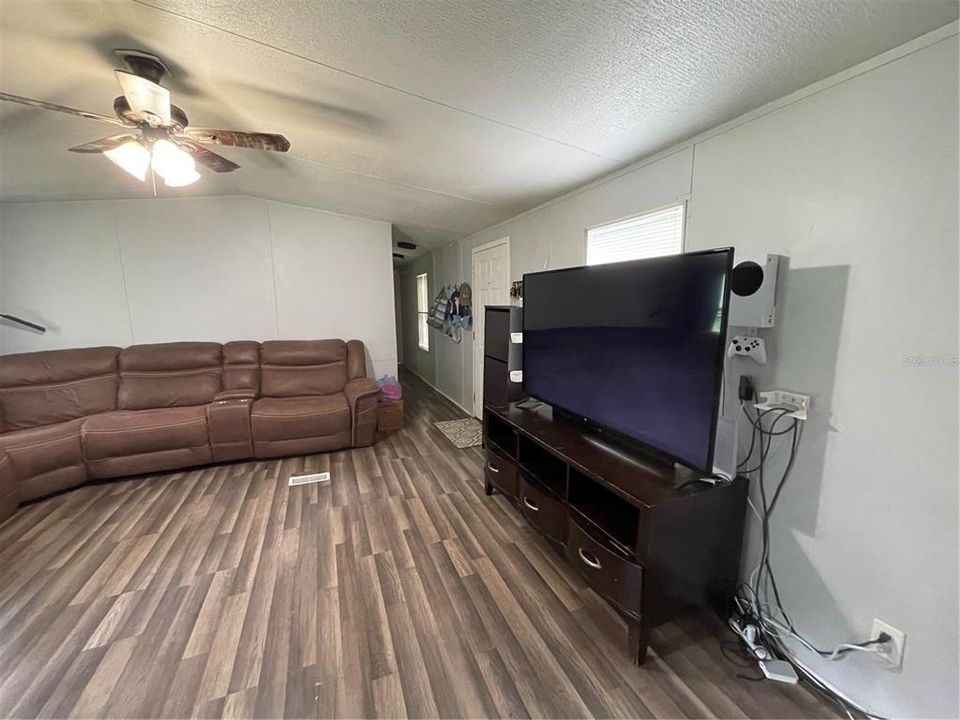 For Sale: $169,900 (3 beds, 2 baths, 1206 Square Feet)