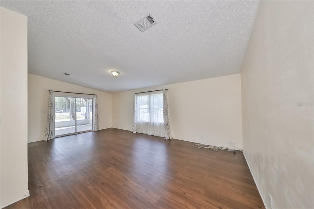 For Sale: $175,000 (2 beds, 2 baths, 1296 Square Feet)