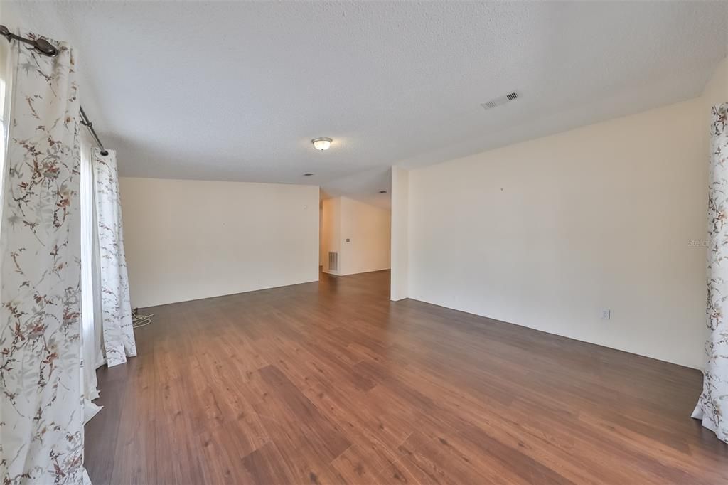 For Sale: $175,000 (2 beds, 2 baths, 1296 Square Feet)