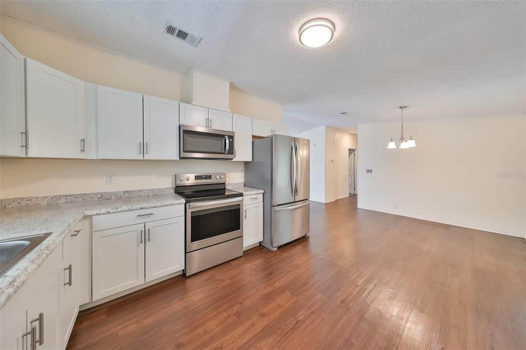 For Sale: $150,000 (2 beds, 2 baths, 1296 Square Feet)