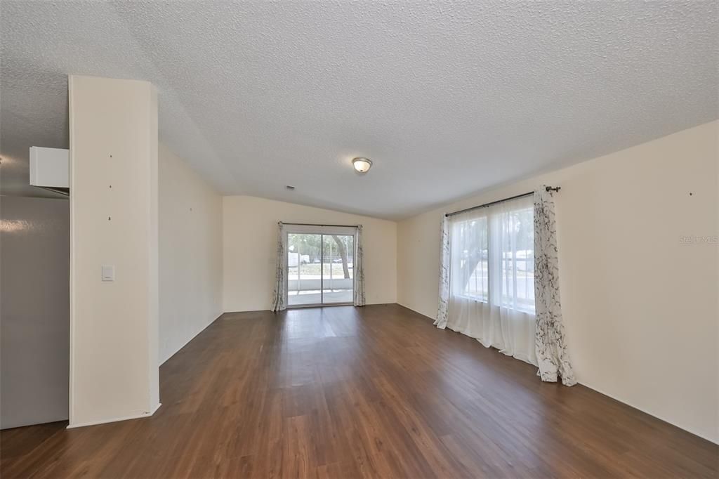 For Sale: $175,000 (2 beds, 2 baths, 1296 Square Feet)