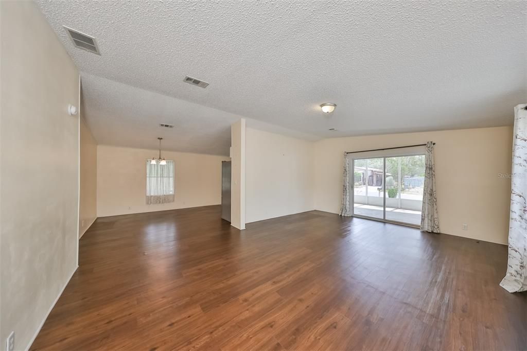 For Sale: $150,000 (2 beds, 2 baths, 1296 Square Feet)