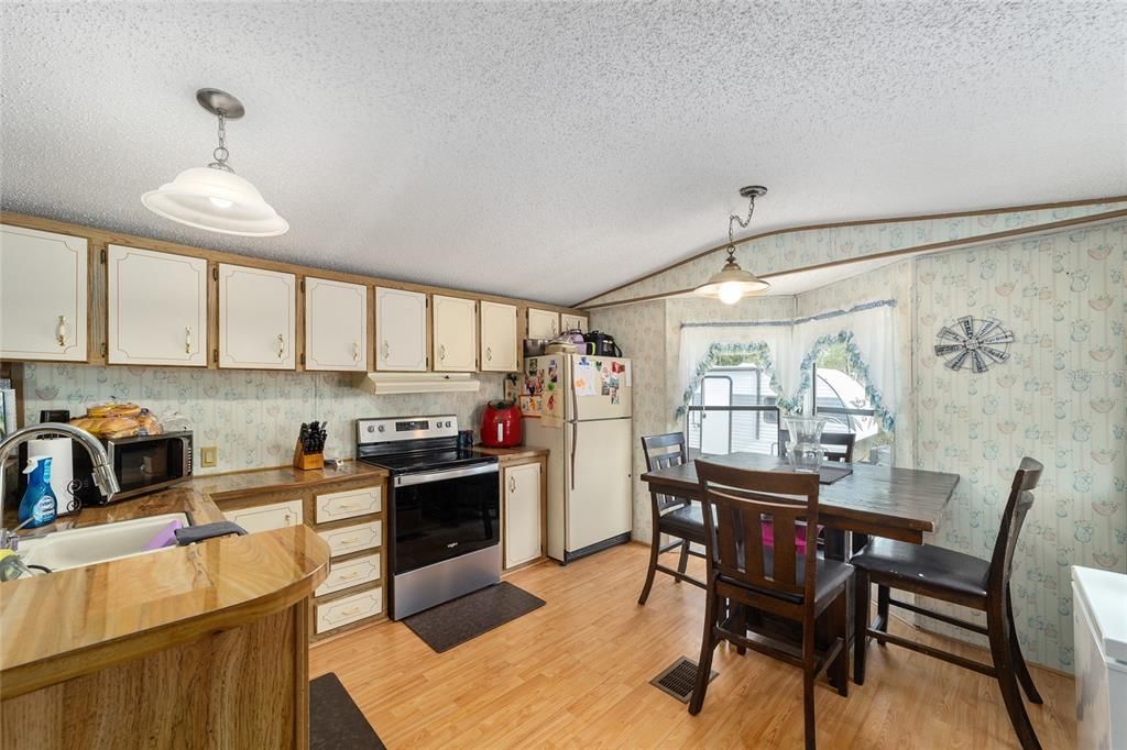 For Sale: $145,000 (2 beds, 1 baths, 728 Square Feet)