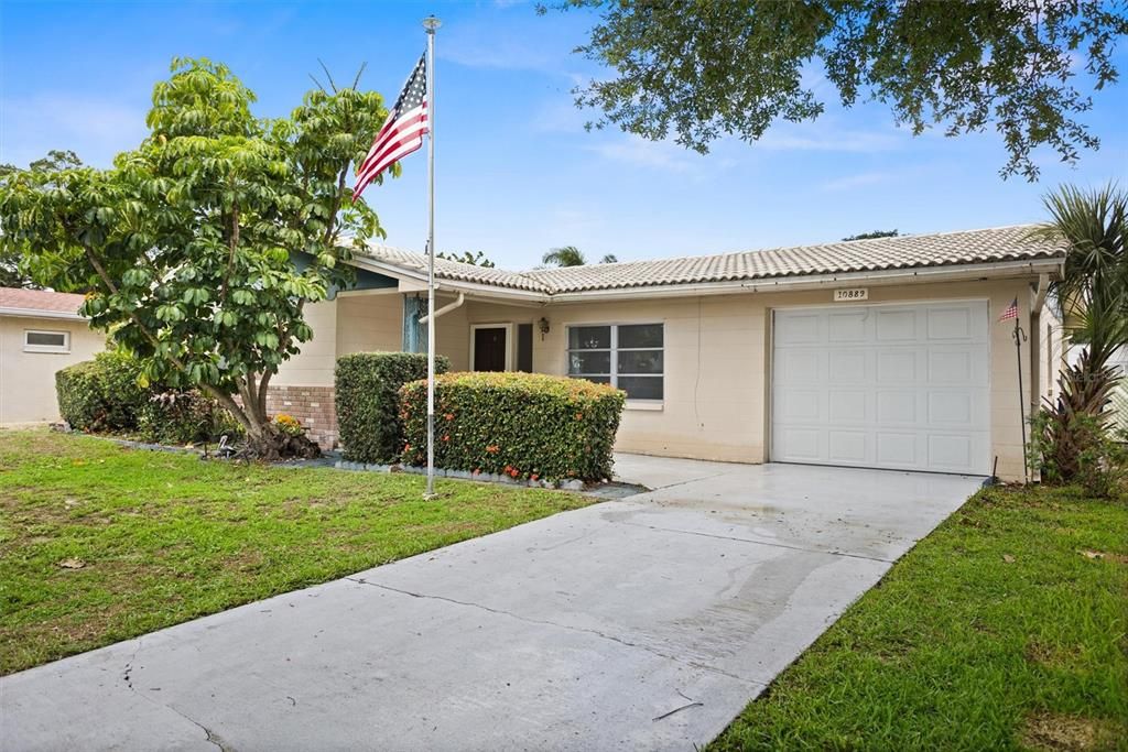 For Sale: $339,900 (2 beds, 2 baths, 945 Square Feet)