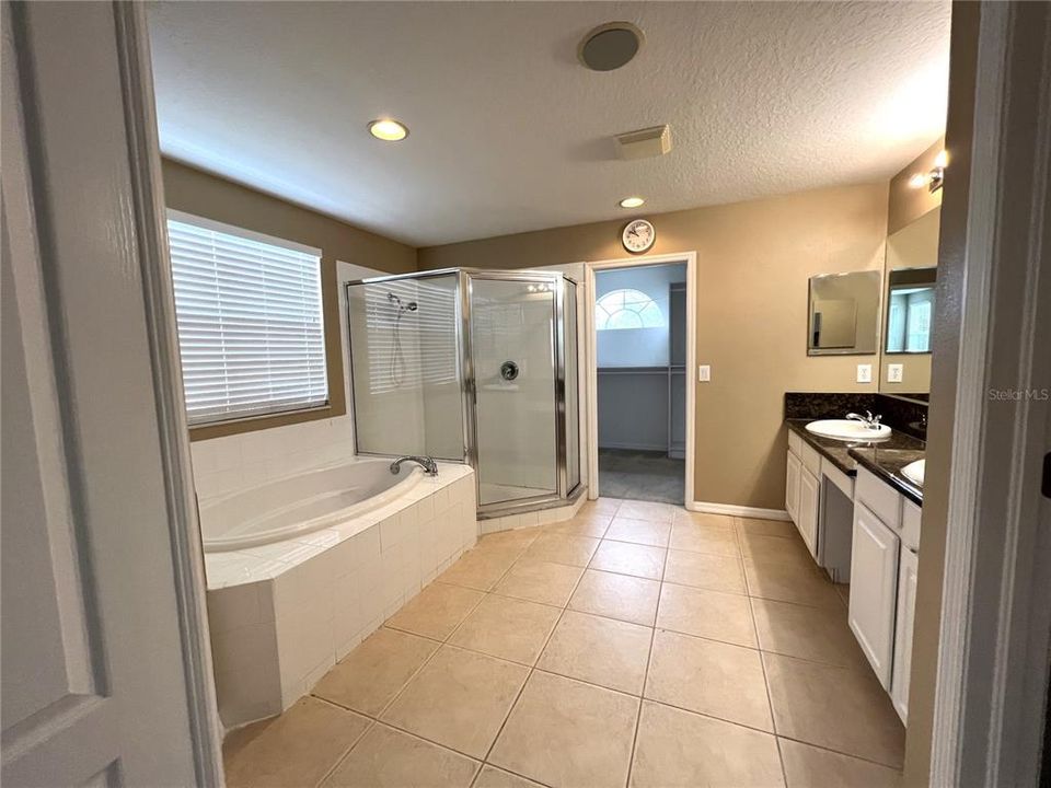 For Rent: $3,049 (5 beds, 3 baths, 2946 Square Feet)