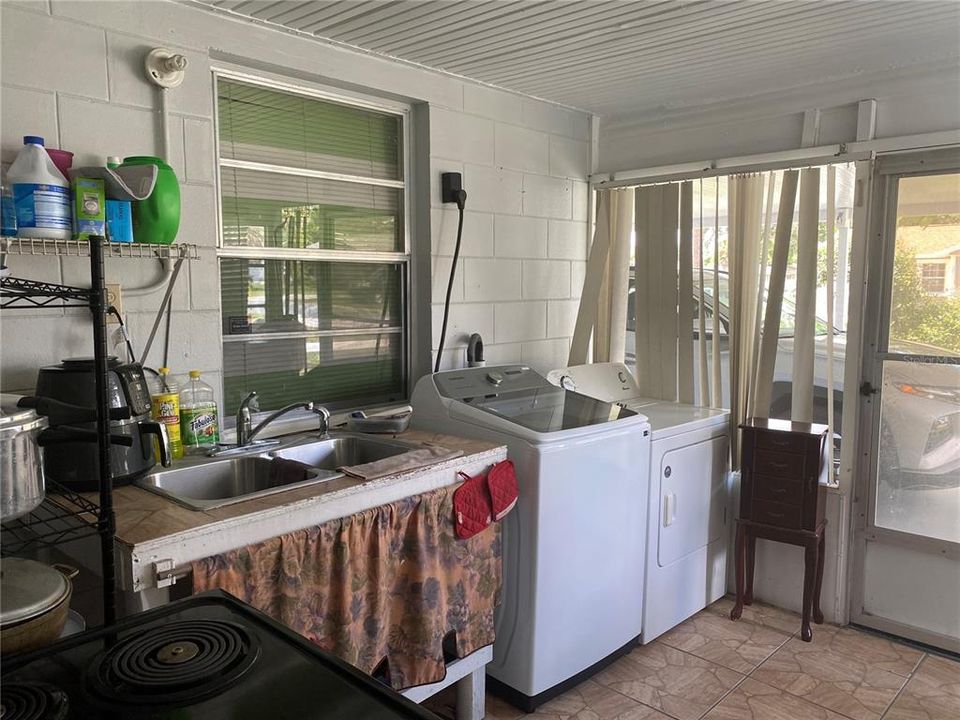 For Sale: $329,900 (3 beds, 2 baths, 1083 Square Feet)