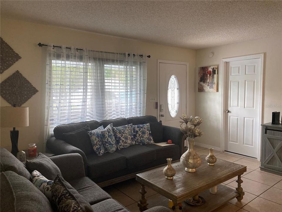 For Sale: $329,900 (3 beds, 2 baths, 1083 Square Feet)