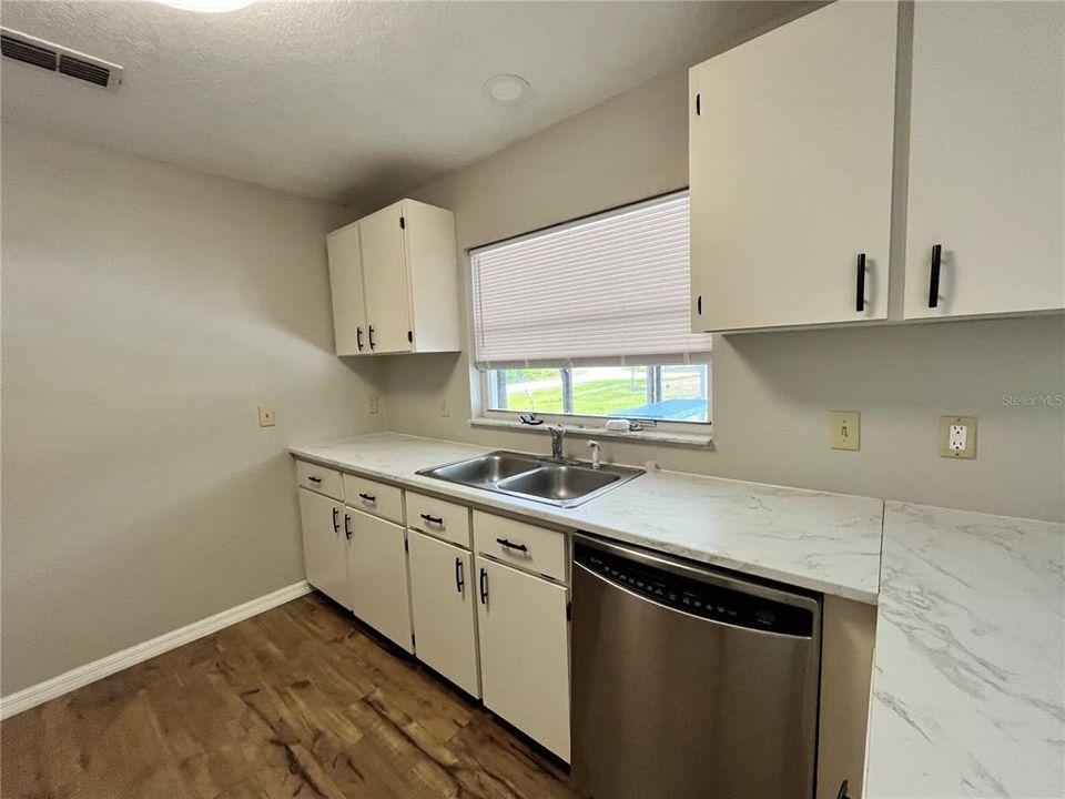 For Rent: $2,050 (3 beds, 2 baths, 1337 Square Feet)