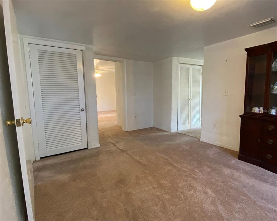 Active With Contract: $225,000 (1 beds, 1 baths, 828 Square Feet)