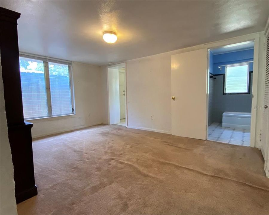 Active With Contract: $225,000 (1 beds, 1 baths, 828 Square Feet)