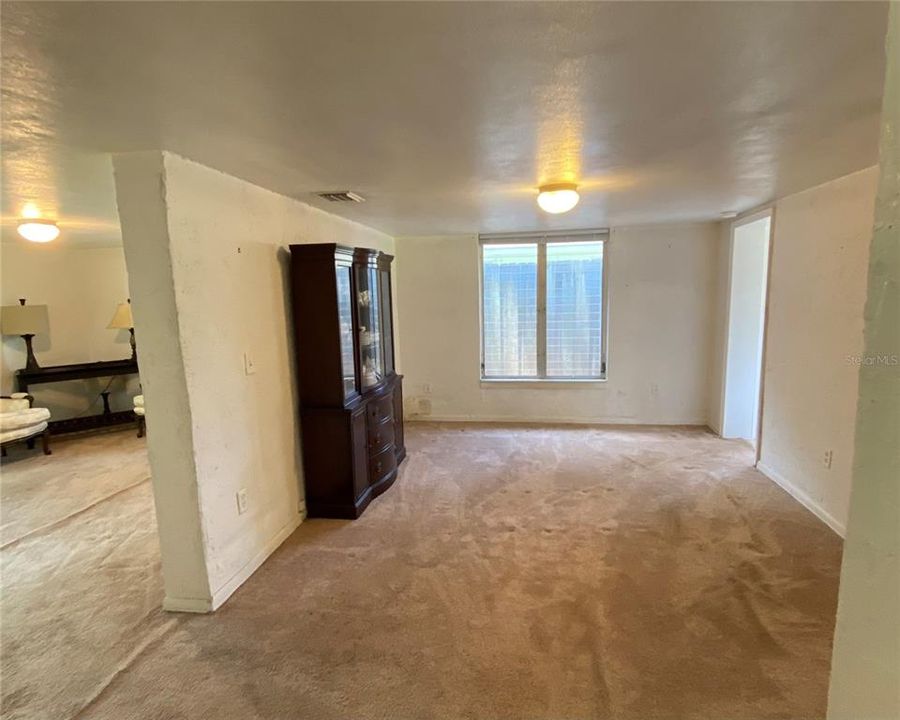 Active With Contract: $225,000 (1 beds, 1 baths, 828 Square Feet)