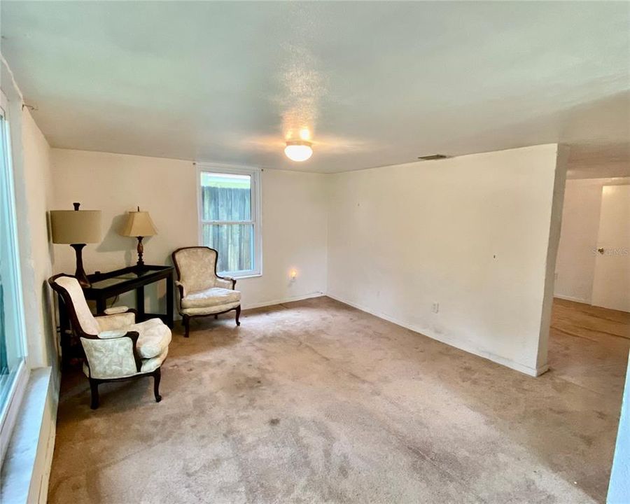 Active With Contract: $225,000 (1 beds, 1 baths, 828 Square Feet)