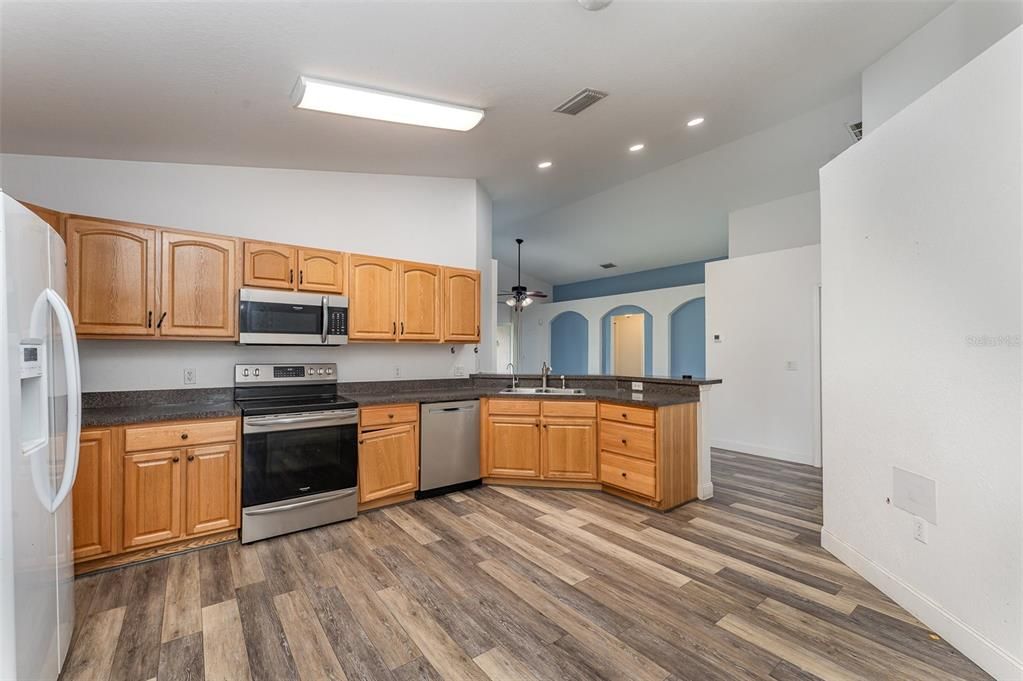 Active With Contract: $270,000 (3 beds, 2 baths, 1642 Square Feet)