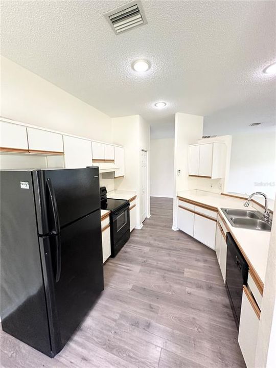 For Rent: $2,100 (3 beds, 2 baths, 1602 Square Feet)