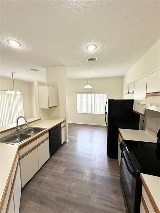 For Rent: $2,100 (3 beds, 2 baths, 1602 Square Feet)