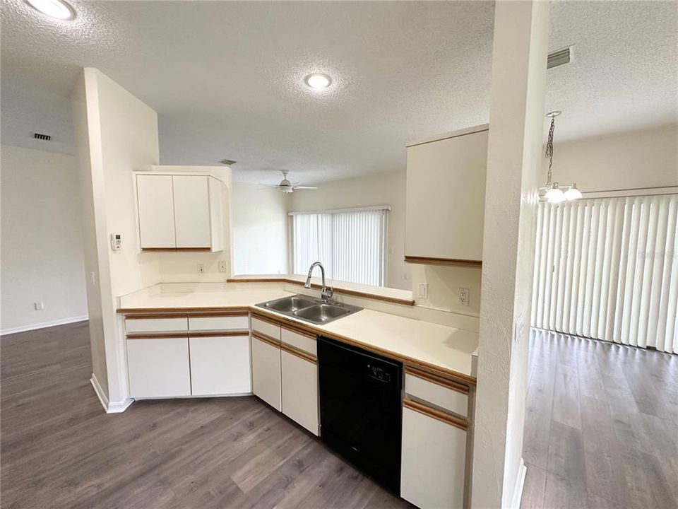 For Rent: $2,100 (3 beds, 2 baths, 1602 Square Feet)