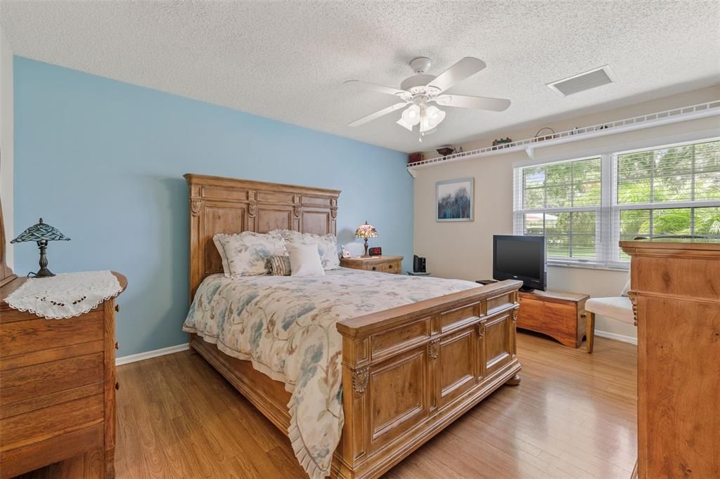 For Sale: $365,000 (2 beds, 2 baths, 1230 Square Feet)