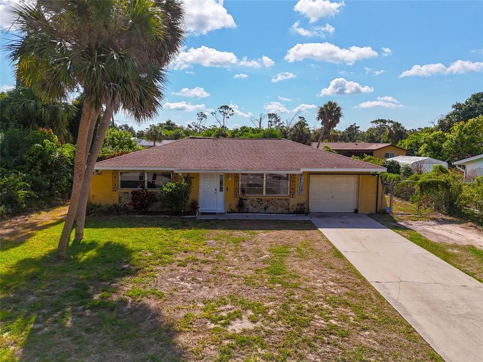 Active With Contract: $210,000 (3 beds, 2 baths, 884 Square Feet)