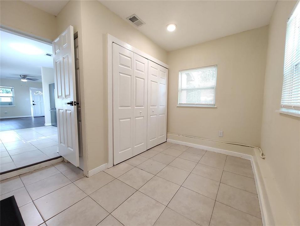 For Sale: $305,000 (2 beds, 1 baths, 895 Square Feet)