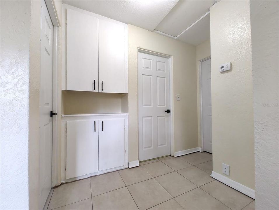 For Sale: $305,000 (2 beds, 1 baths, 895 Square Feet)