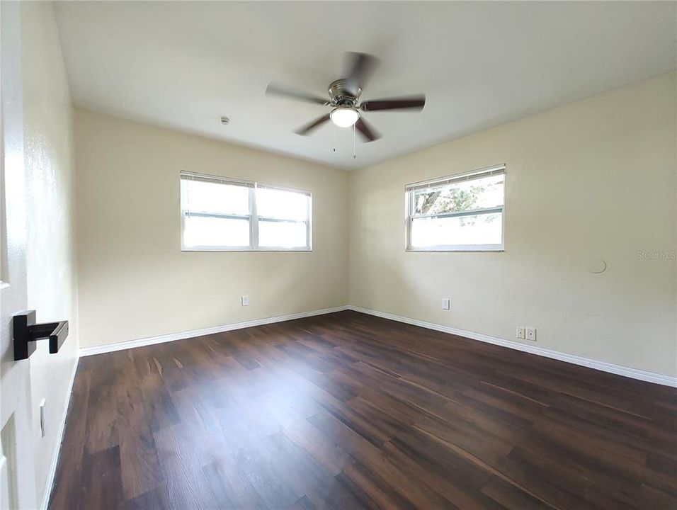 For Sale: $305,000 (2 beds, 1 baths, 895 Square Feet)
