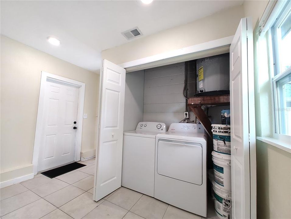 For Sale: $305,000 (2 beds, 1 baths, 895 Square Feet)