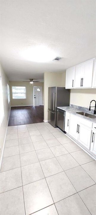 For Sale: $305,000 (2 beds, 1 baths, 895 Square Feet)